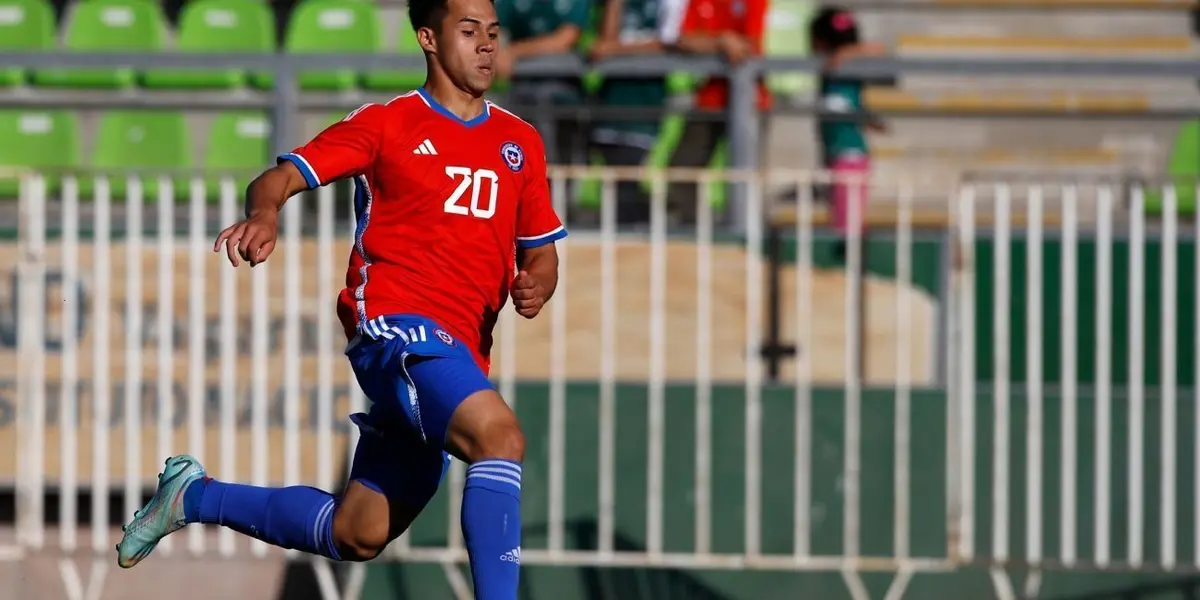 Alexander Aravena recibió palabras de halago por parte de su director técnico.