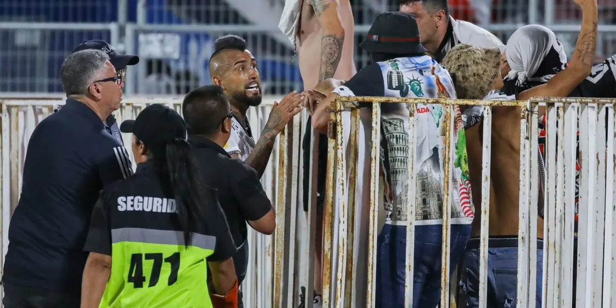 Arturo Vidal intentó por todos los medios que el partido continuara.