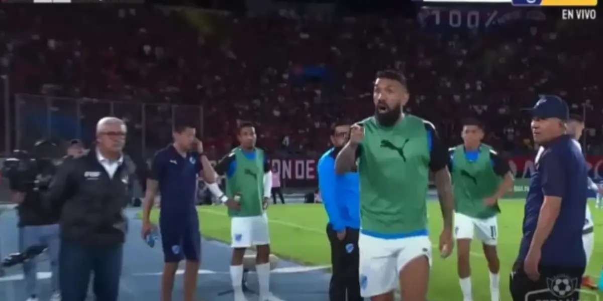 El chileno fue insultado por la barra del equipo rival que le gritó en contra insultos de carácter racista.