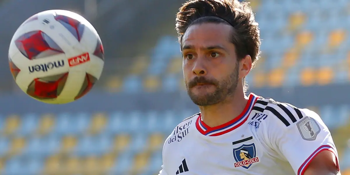 El delantero es uno de los más bajos del equipo albo y la hinchada se lo hace saber.