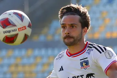 El delantero es uno de los más bajos del equipo albo y la hinchada se lo hace saber.