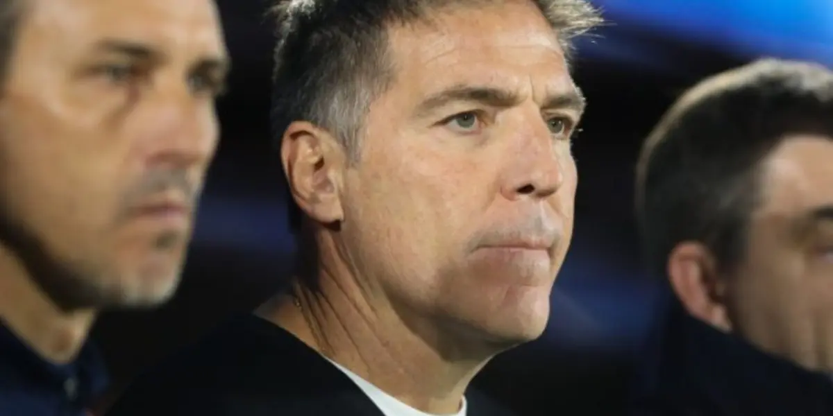 El DT de la Roja es criticado de todos lados por su mal partido frente a Uruguay.