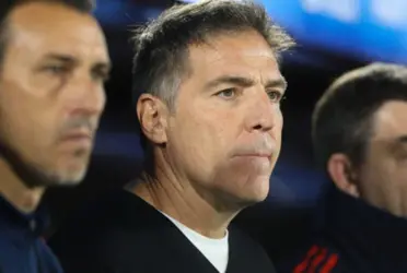 El DT de la Roja es criticado de todos lados por su mal partido frente a Uruguay.