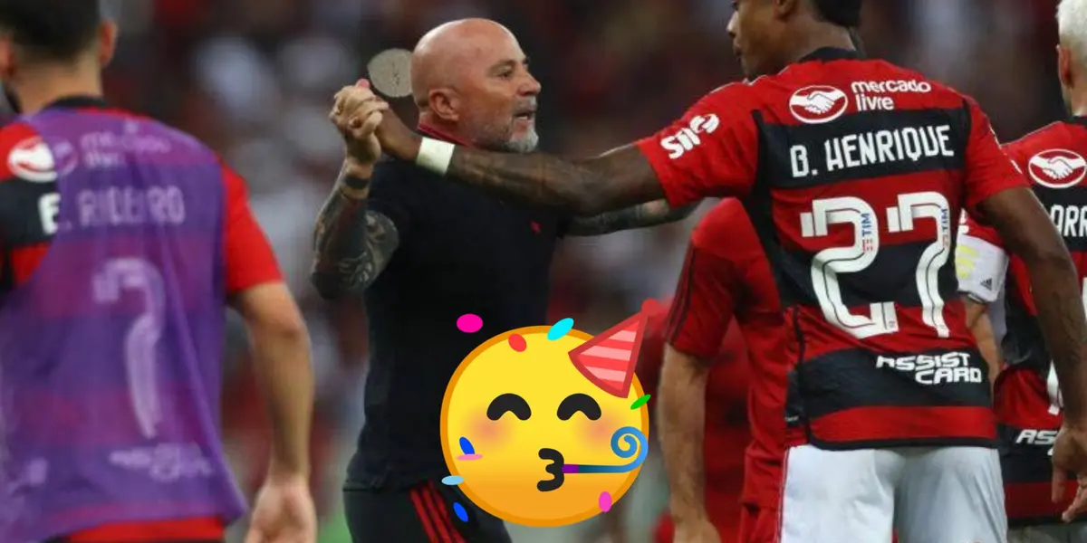 El técnico del Mengao tuvo una celebración llamativa con el equipo, siendo rodeado por todos.