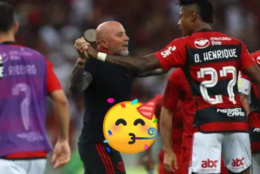 El técnico del Mengao tuvo una celebración llamativa con el equipo, siendo rodeado por todos.