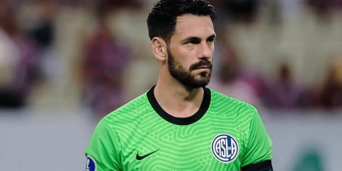 En la ‘UC’ buscan un reemplazante del argentino nacionalizado chileno que partió al fútbol turco.