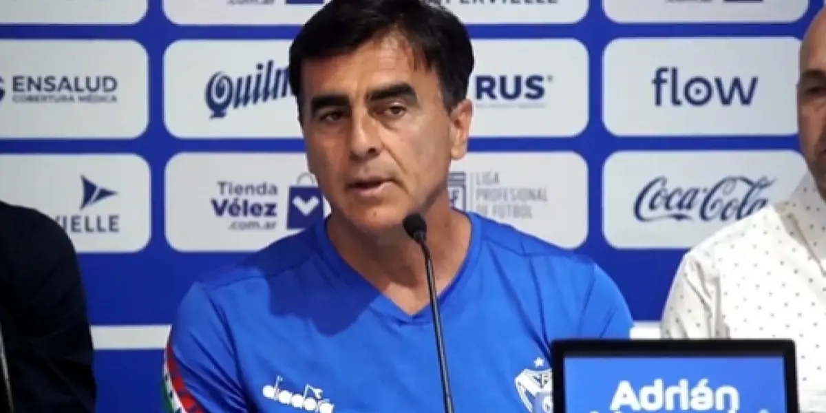 Gustavo Quinteros vive horas complicadas.