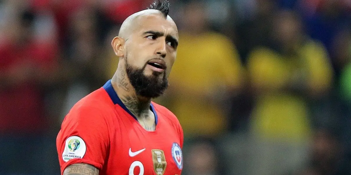 Tras el empate en Concepción, el elenco brasilero retornó a Rio de Janeiro y en su llegada un hincha insultó al volante nacional en el aeropuerto.