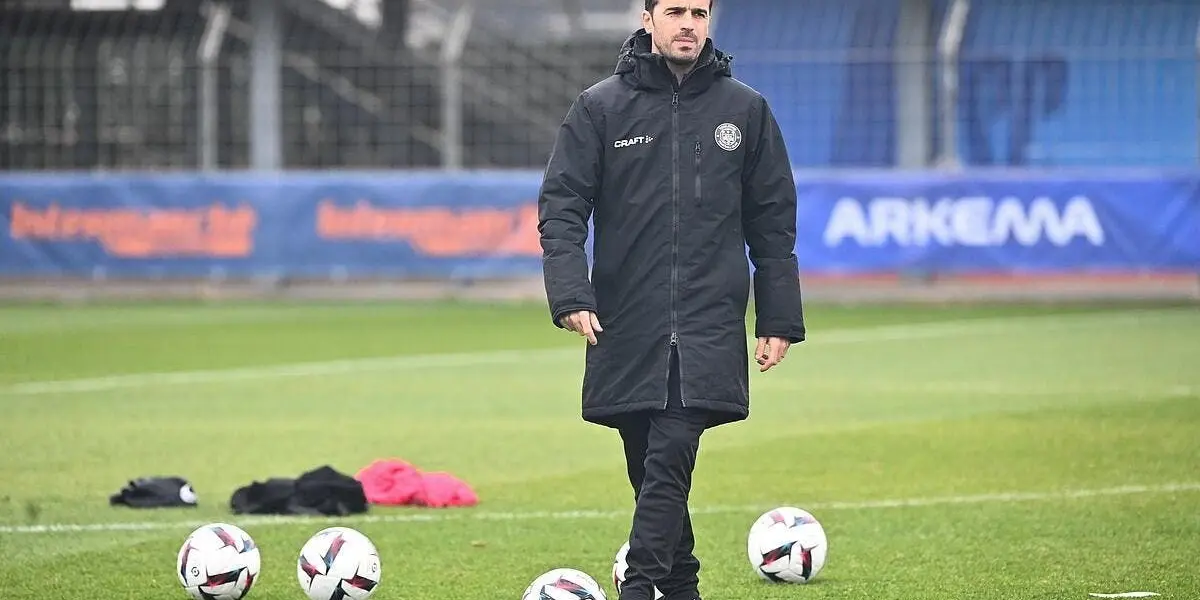Un nuevo entrenador tendría uno de los mejores jugadores chilenos en el viejo continente.